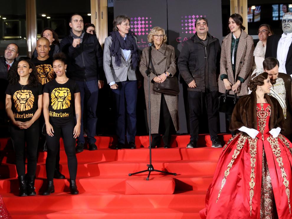La alcaldesa de Madrid, Manuela Carmena, junto a algunos de los personajes que "viven" en los teatros de la Gran Vía.