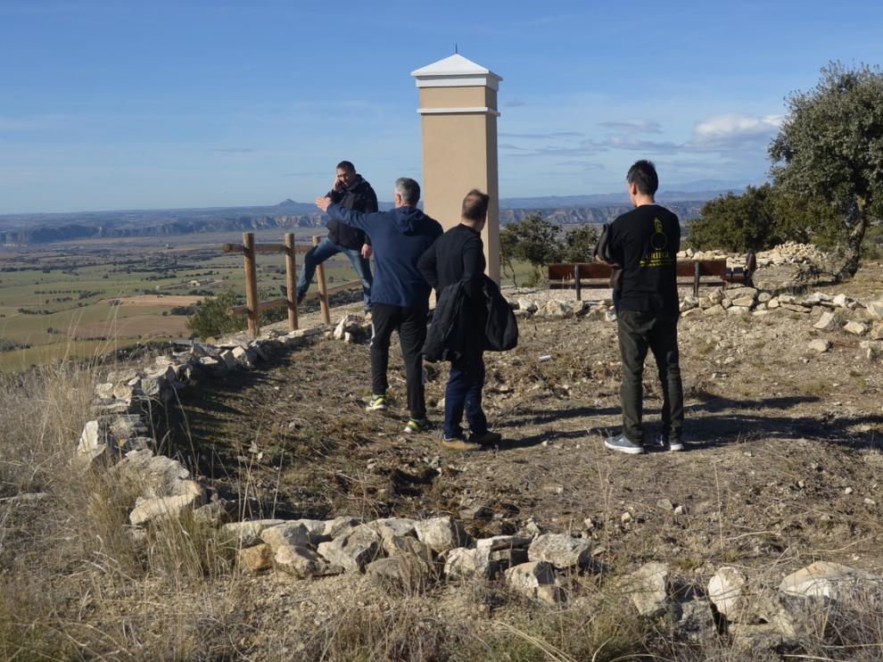 Personal del Ayuntamiento y del Grieg inspeccionando las zonas defensivas de la guerra civil.