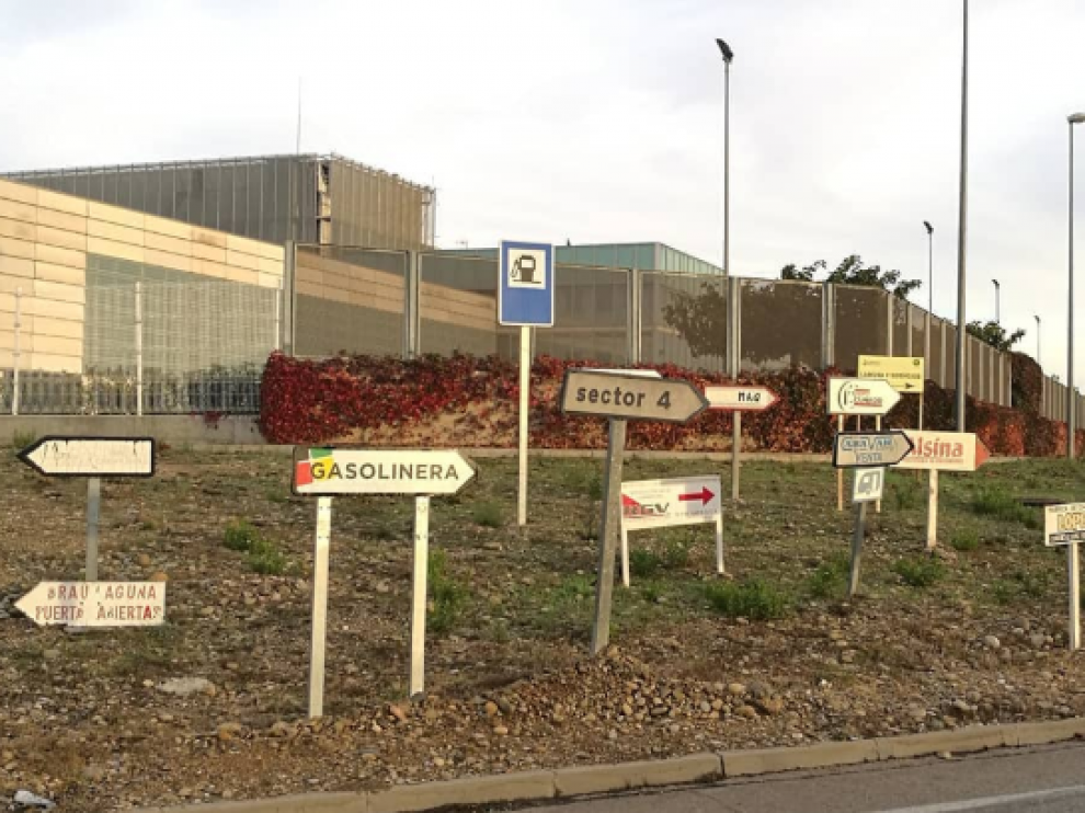 Hasta quince carteles en una rotonda junto a la A-23