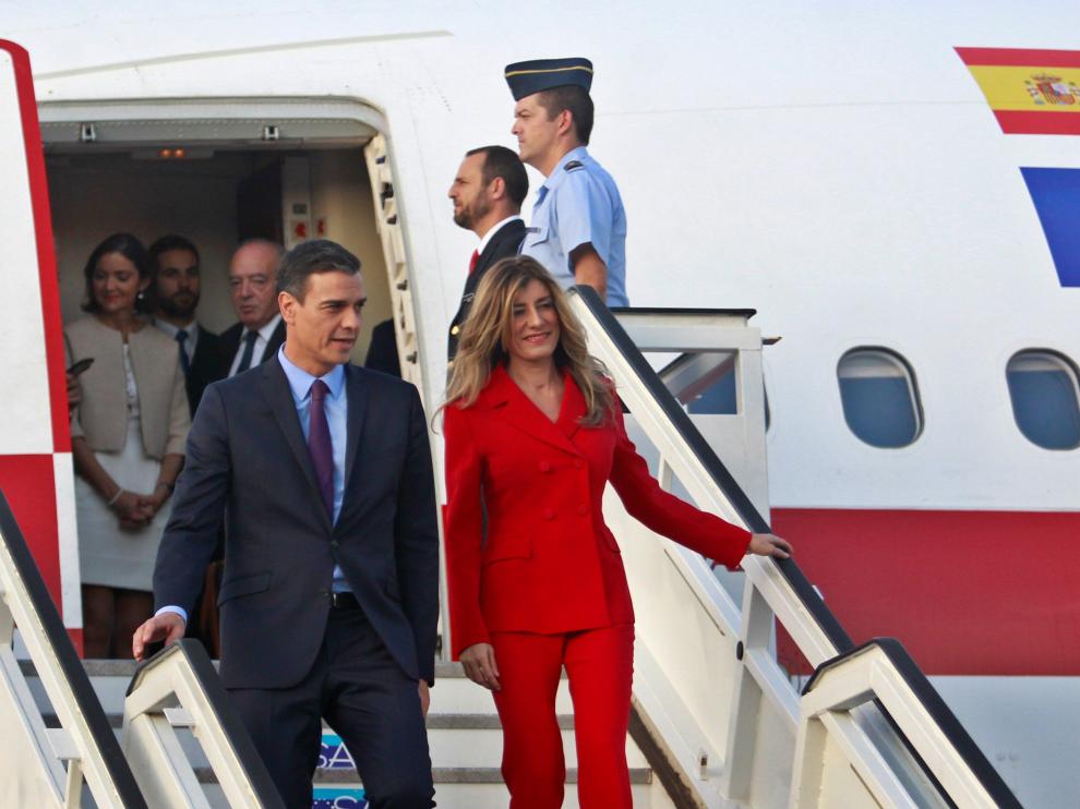 El presidente español, Pedro Sánchez, y su esposa María Begoña Gómez, descienden del avión a su llegada a La Habana.