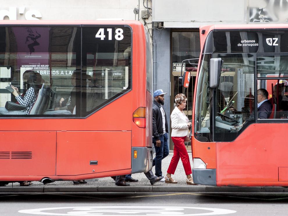 Dos buses urbanos, en el centro de Zaragoza.