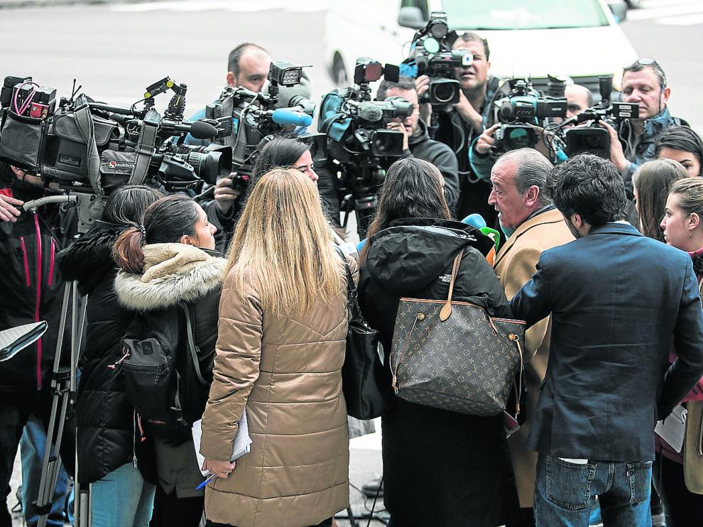 Javier Notivoli, el abogado defensor de César Román, ante la Jefatura de Policía de Zaragoza, el pasado 17 de noviembre
