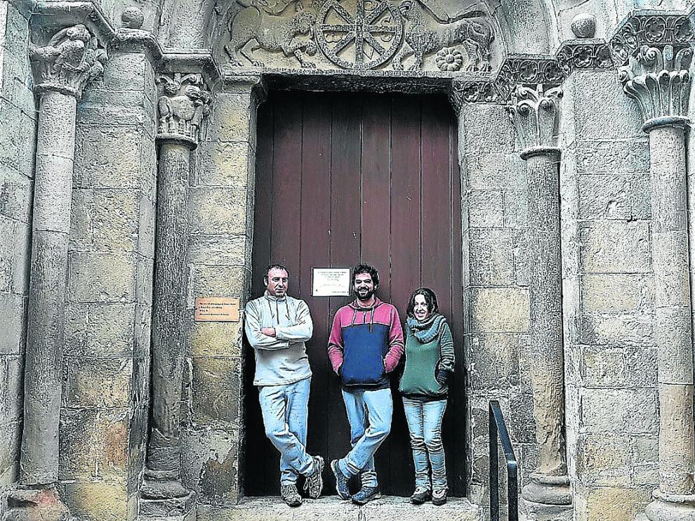 Miguel Castejón (taller de cerámica), David Baraza y Patricia Eguizabal, del restaurante casa Ojalatero.