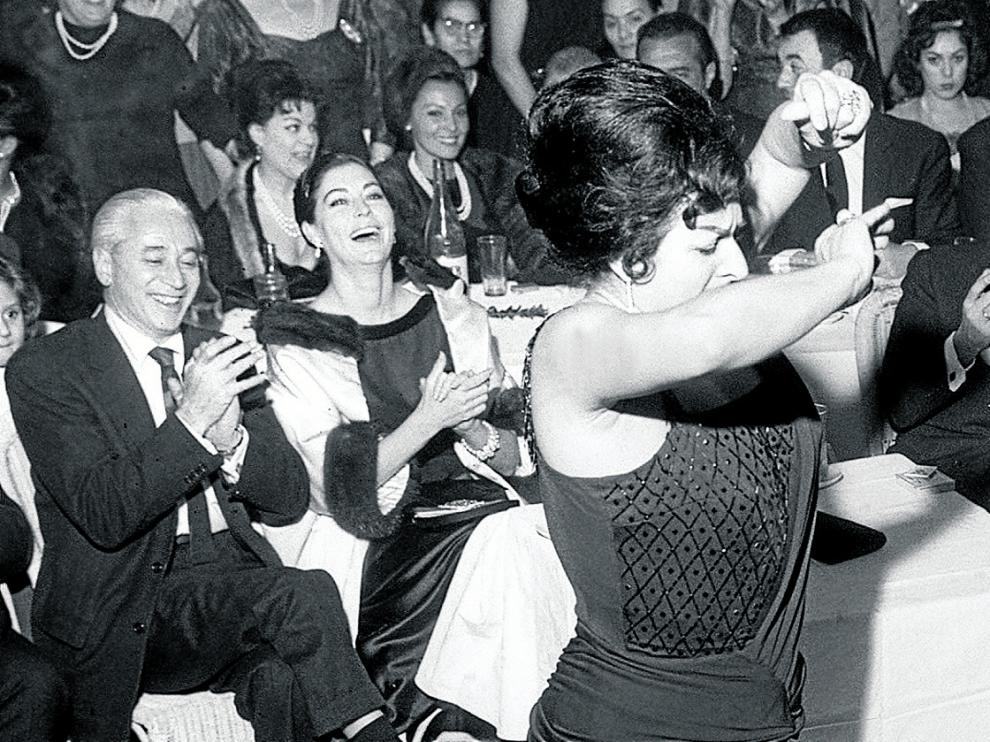 Ava, sentada, durante la fiesta por el bautizo del hijo de Lola Flores en 1961.