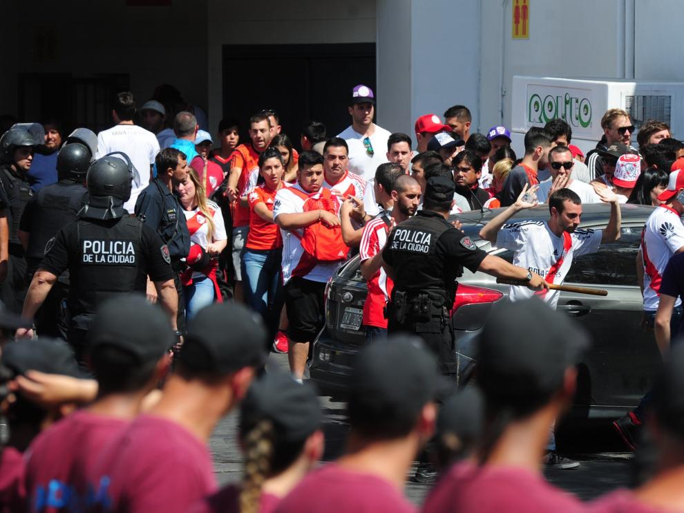 La policía, junto a los aficionados de River en las puertas del estadio.