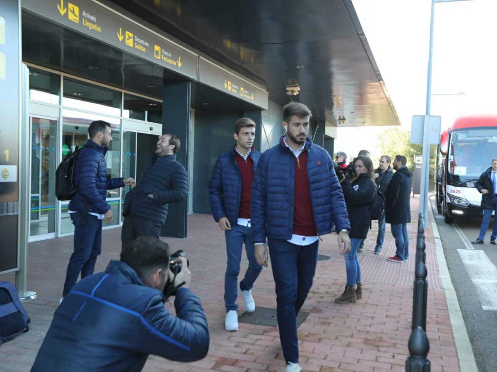 Los jugadores del Levante, en las puertas del Aeropuerto Huesca-Pirineos.