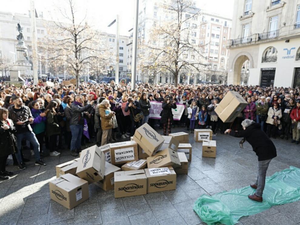 Un momento de la 'performance' y concentración que se ha llevado a cabo en la plaza de España.