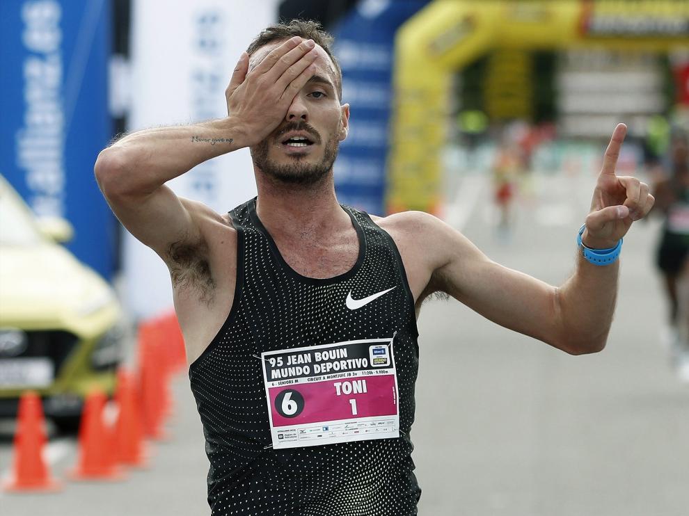 Toni Abadía celebra su triunfo en Barcelona.