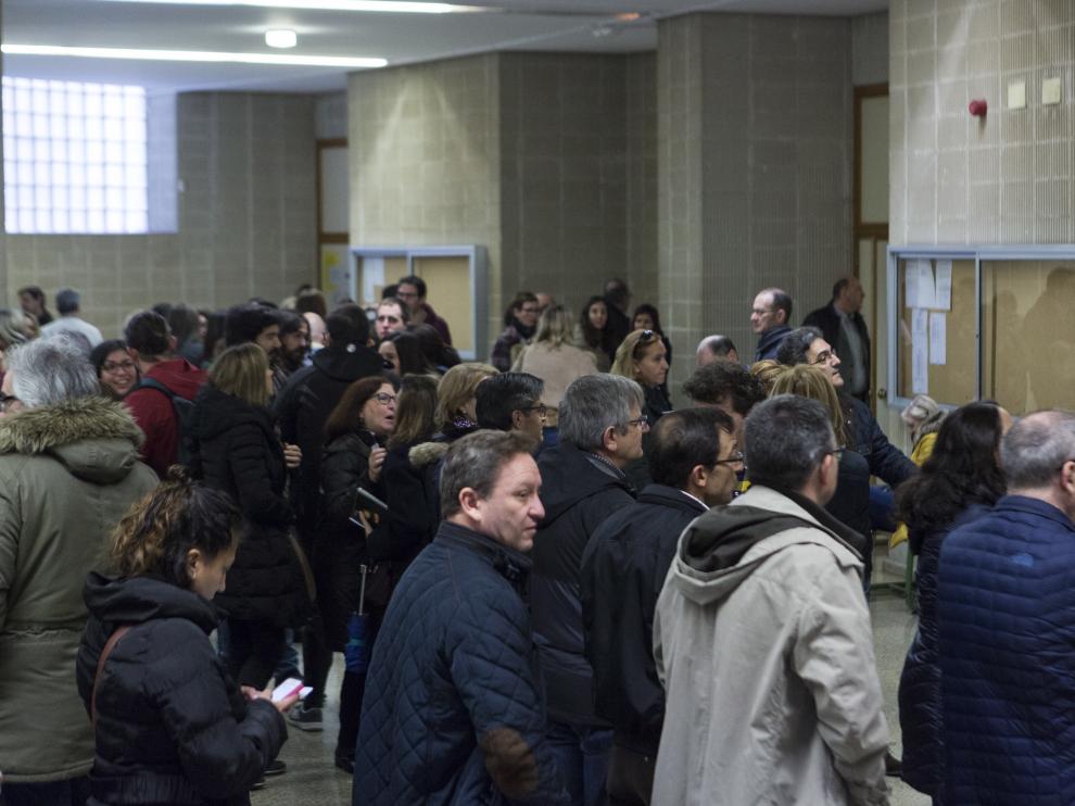 Aspirantes a las plazas de médico de familia, antes del inicio del examen en la Facultad de Medicina de Zaragoza.