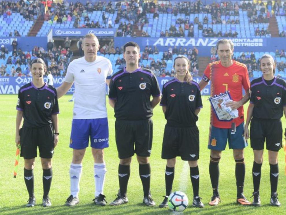 Xavi Aguado y Lobo Carrasco, junto al trío arbitral.