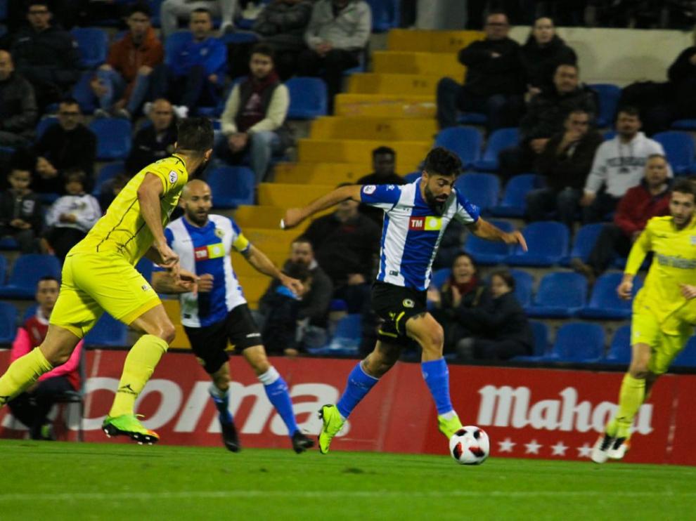 Un jugador del Hércules ataca en el encuentro frente al Ejea.