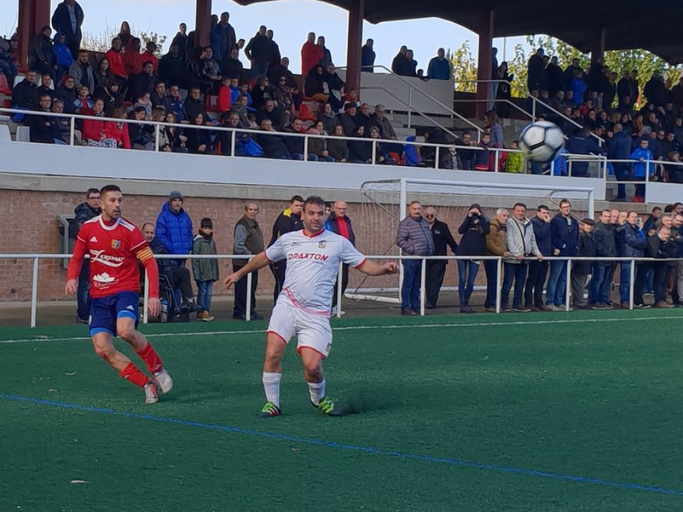 El capitán del Fraga ante un rival del Utrillas.