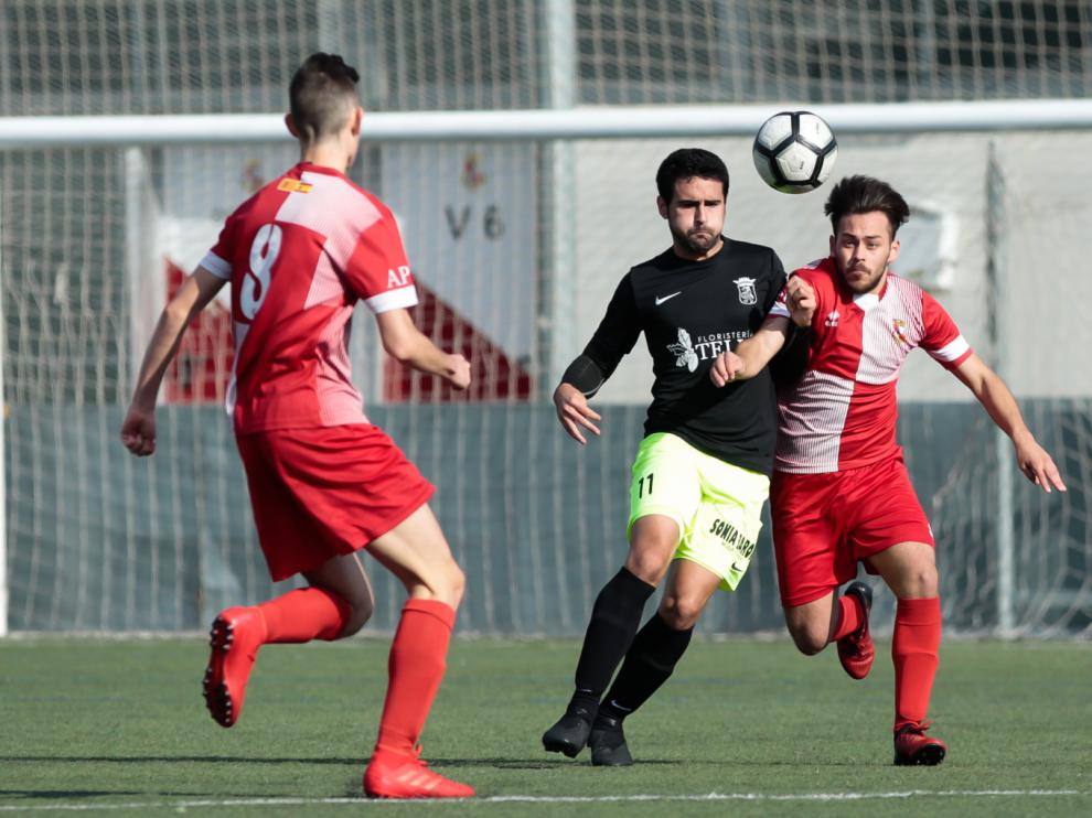 Dos jugadores luchan por llevarse un balón dividido