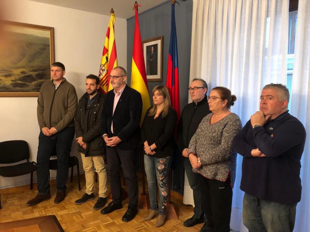 El alcalde y los vocales de los distintos grupos en el Ayuntamiento de Monzón han guardado un minuto de silencio por el asesinato machista