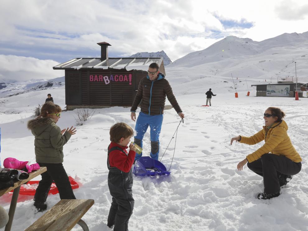 Muchas familias se acercaron hasta Formigal para jugar con la nieve, como esta en la zona de Portalet.