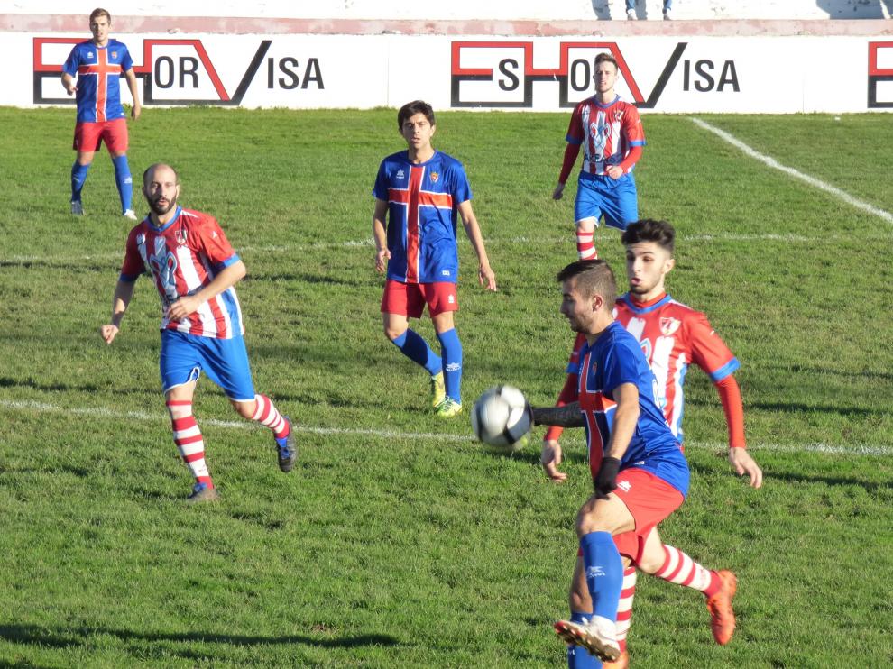 Disputa de balón durante el partido del Barbastro contra Zuera