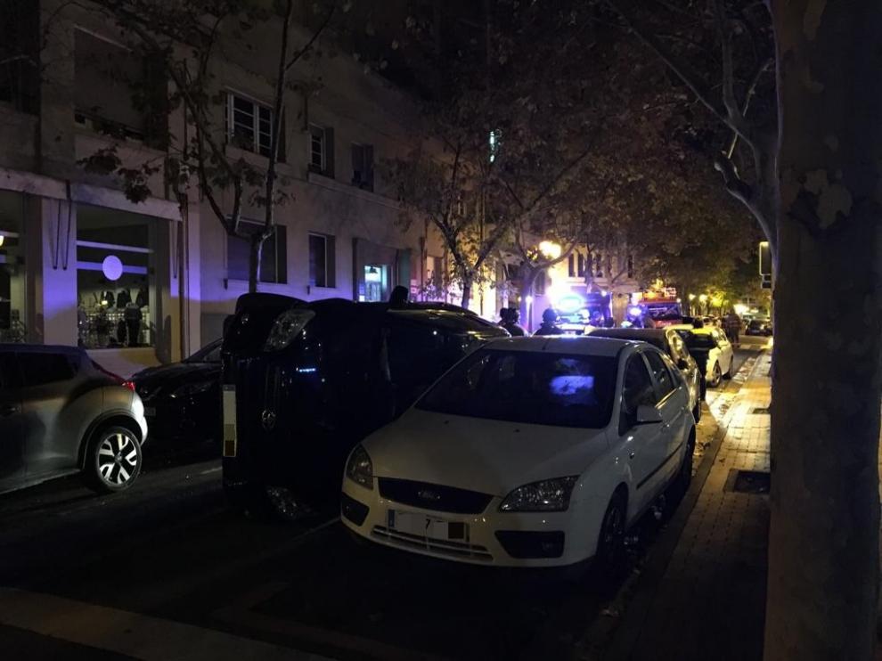 Un coche ha volcado a la altura del número 16 de la plaza de Los Sitios de Zaragoza