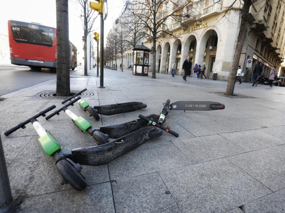 El viento deja los patinetes por el suelo en Zaragoza.
