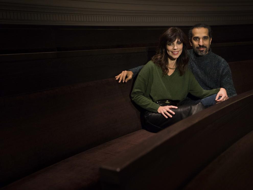 Maribel Verdú, la mala malísima de 'Superlópez', y el director Javier Ruiz Caldera, en el Paraninfo.