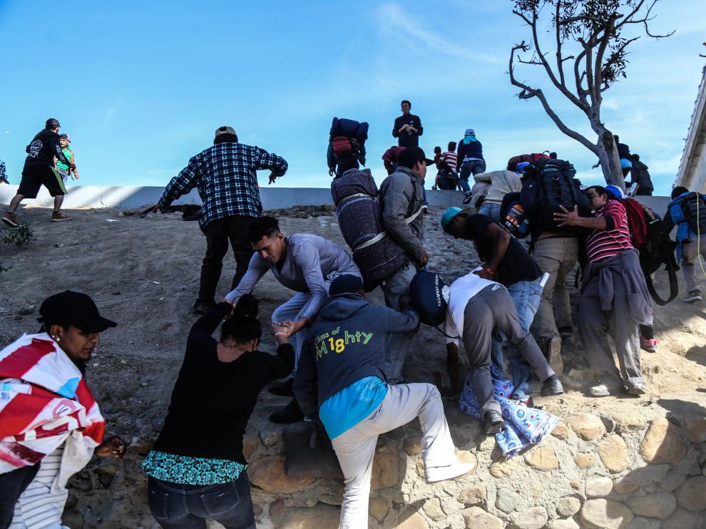 Intento de entrada a Estados Unidos de cientos de personas de la caravana de migrantes