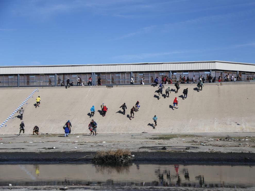 Intento de entrada a Estados Unidos de cientos de personas de la caravana de migrantes.