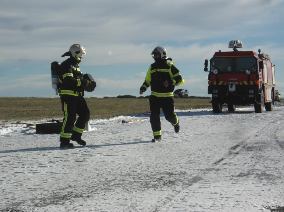 Actuación de los bomberos durante el simulacro de accidente en el aeropuerto
