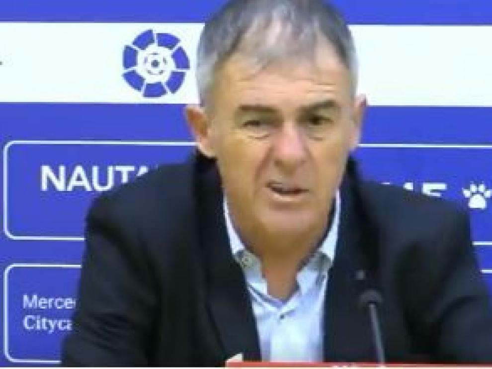 Gesto de Lucas Alcaraz durante la rueda de prensa de la noche del domingo tras caer 2-0 en Alcorcón.