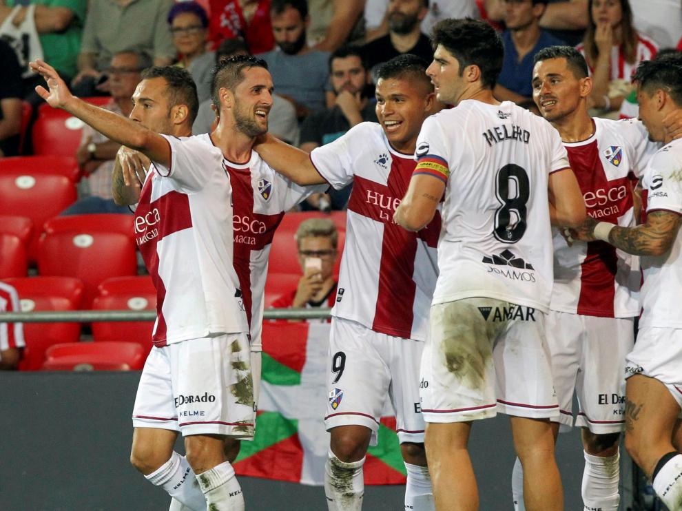 Varios futbolistas celebran el gol de Chimy al Athletic en la segunda jornada de Liga.