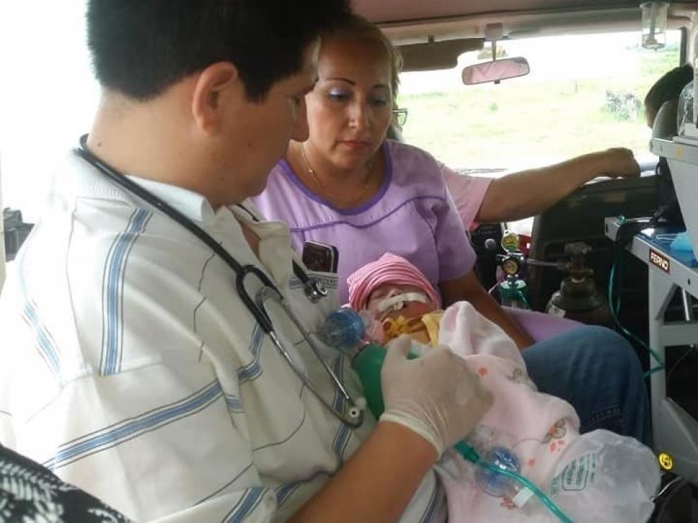 Fotografía cedida por el Ministerio de Salud de Bolivia de la evacuación de la bebé.