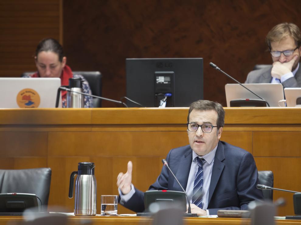 El director general de Presupuestos, Manuel Galochino, en su comparecencia de este lunes en las Cortes de Aragón.