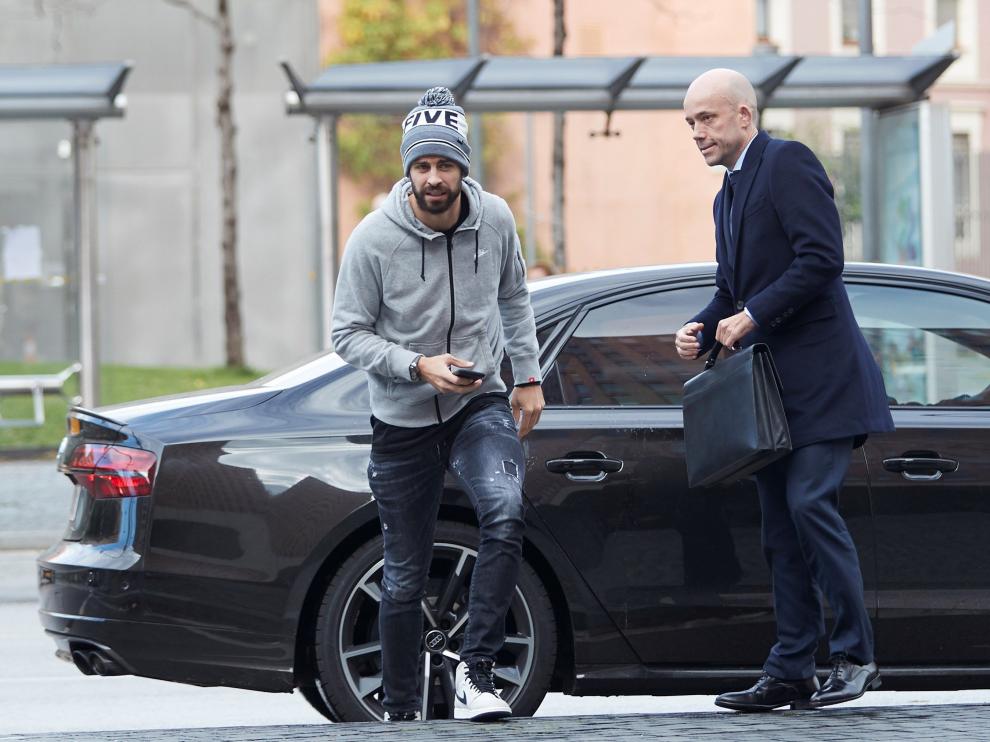 El futbolista Gerard Piqué, acompañado por su abogado.