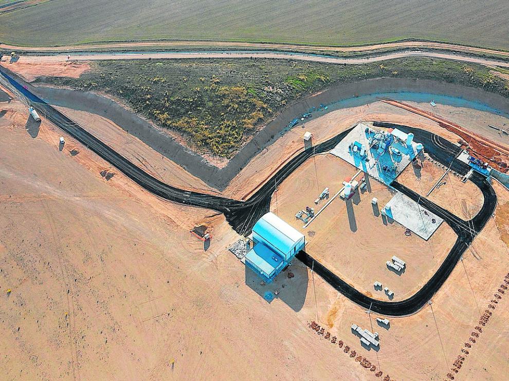 El laboratorio del reactores, ultimado. La ampliación del centro de ensayos de cohetes de PLD en el aeropuerto de Teruel está ultimada. Además de incorporar un segundo banco de pruebas en la imagen tomada con dron, arriba, a la derecha, la tobera pasa la salida de gases, incluye un hangar y un centro de control abajo, en el centro.