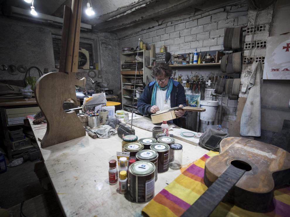 El luthier José María Gil, en su taller de fuentes claras
