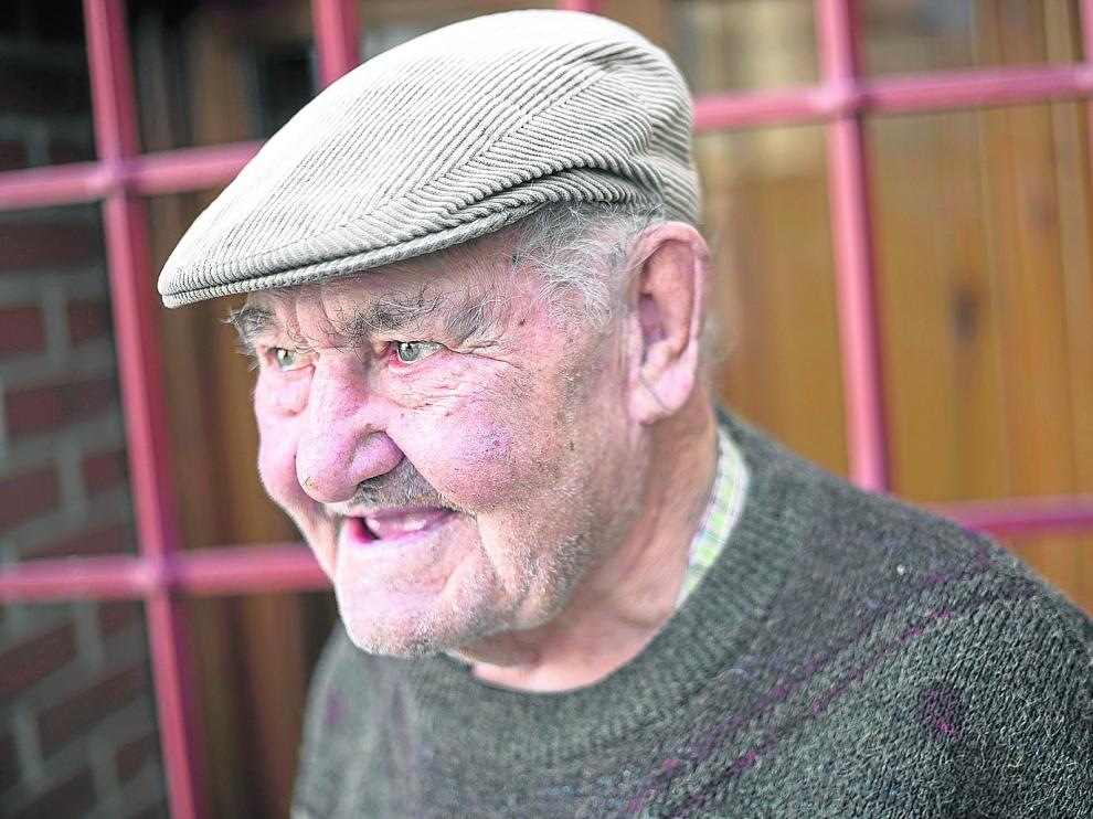 El albañil (y artesano aficionado) Gregorio González, un dechado de simpatía.
