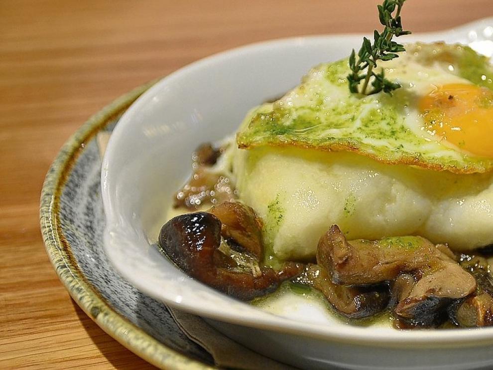 Salteado de bacalao con setas de temporada y huevo de codorniz de San Siro