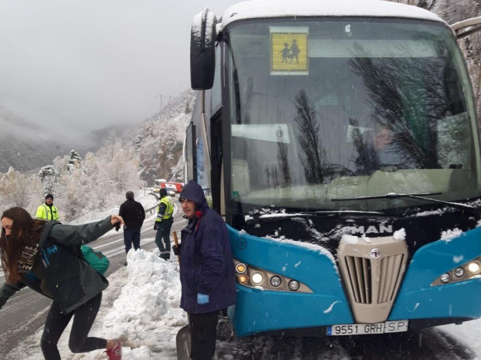 El autobús escolar se quedó atascado en la A-136 el pasado 20 de noviembre tras una nevada