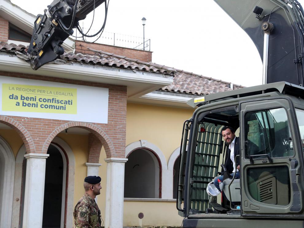 El ministro del Interior italiano, Matteo Salvini, derribando las propiedades de un clan mafioso de Roma, los Casamonica.
