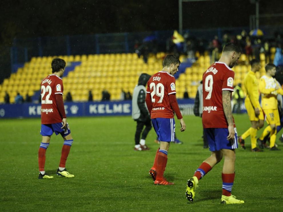 Final del partido de este domingo en Alcorcón. Los jugadores, cabizbajos y muy afectados moralmente, abandonan el campo tras perder 2-0.