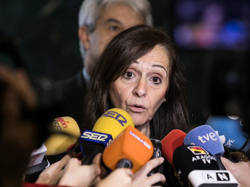 La delegada del Gobierno en Aragón, Carmen Sánchez, este lunes atendiendo a los medios.