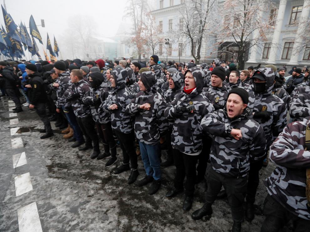 Nacionalistas ucranianos participan en una manifestación en la que demandan romper las relaciones diplomáticas con Rusia frente al edificio del Parlamento, en Kiev