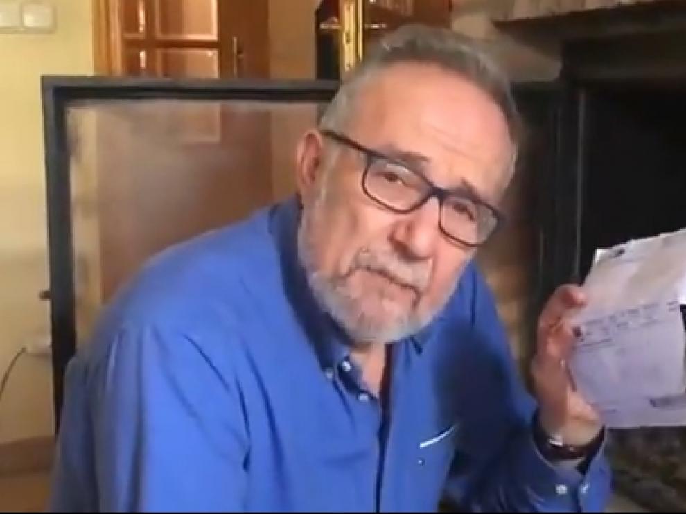 El diputado podemista Pedro Arrojo quema su recibo del ICA
