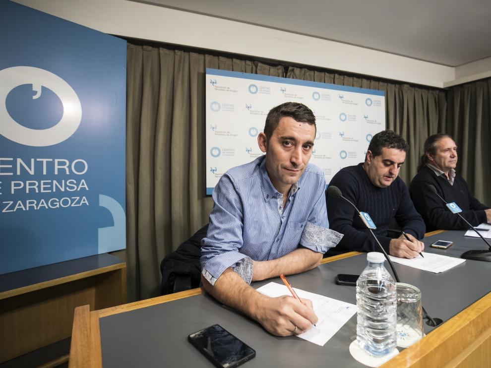 El presidente de ARAGA, Jorge María Valero, y los secretarios generales de UAGA, José Manuel Penella, y UPA, José Manuel Roche, en la rueda de prensa en Zaragoza