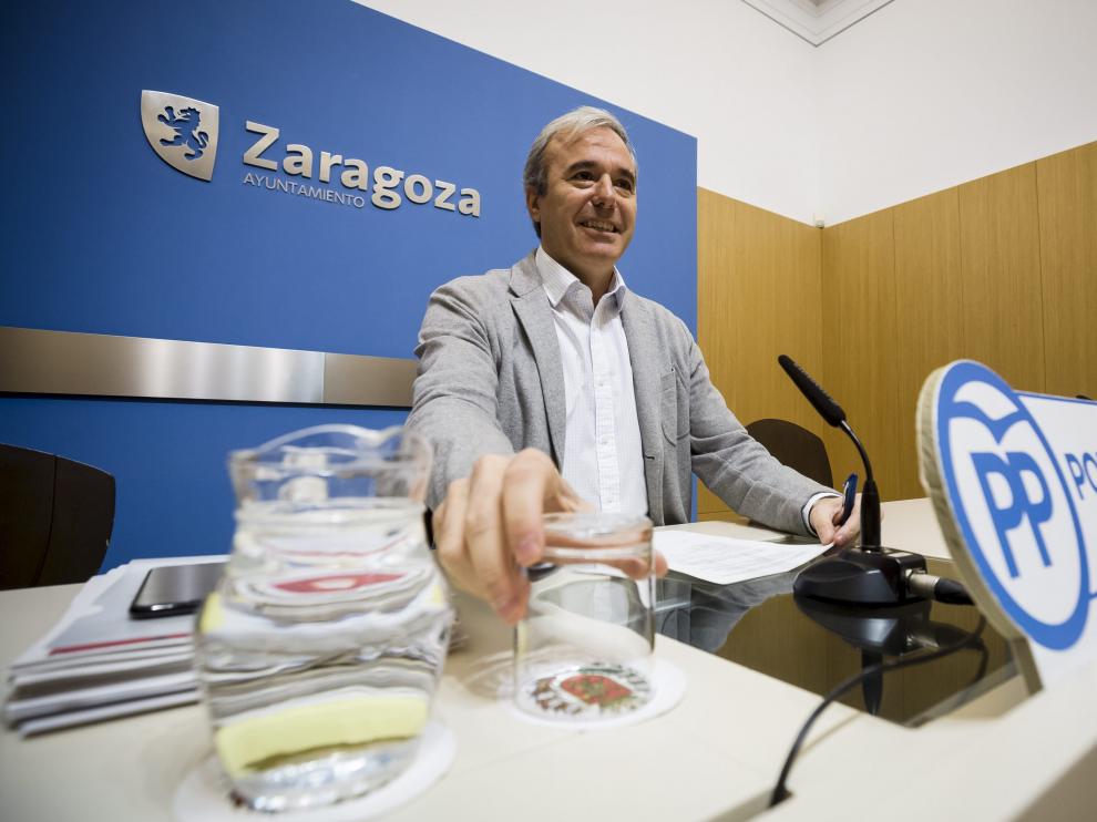 El portavoz popular, Jorge Azcón, durante una rueda de prensa en el Ayuntamiento.