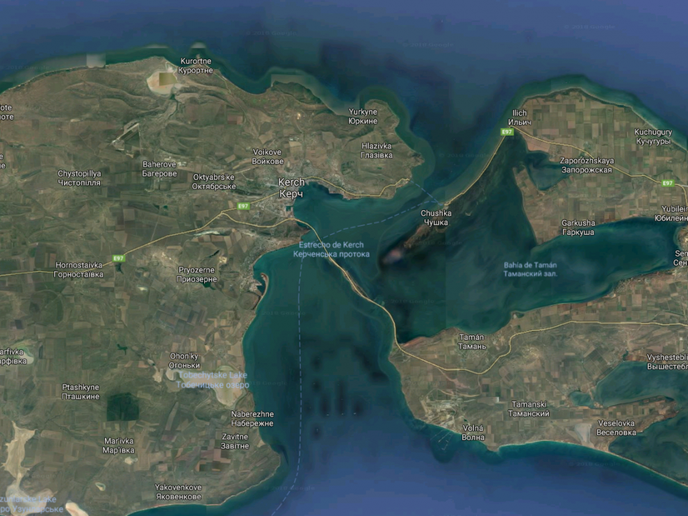 La tensión en el Azov se disparó desde que Moscú construyó en mayo el puente de Crimea que une la península con Rusia, en el estrecho de Kerch.