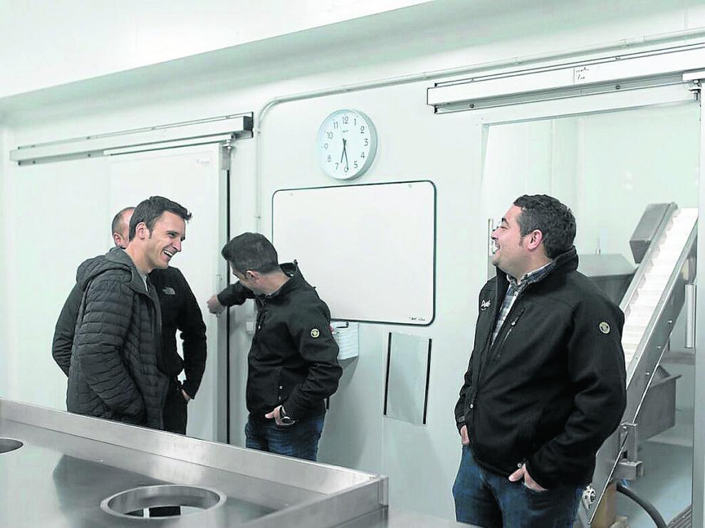 Manuel Doñate (dcha) durante la inauguración de las nuevas instalaciones de la empresa en Sarrión.