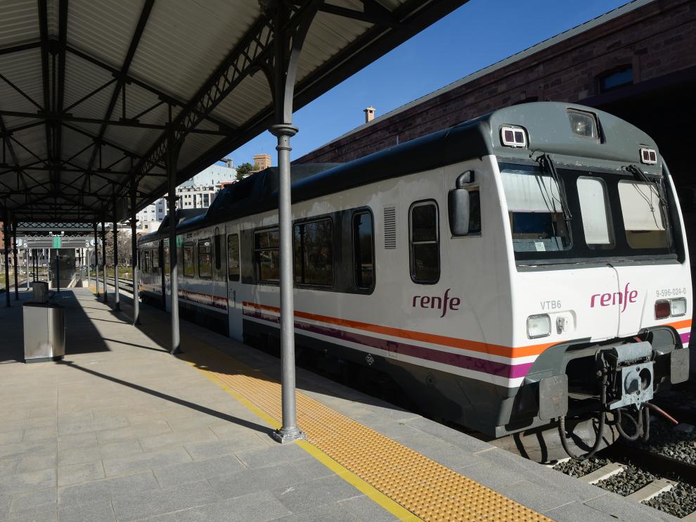 Un tren 'tamagotchi', averiado en la estación de Teruel.