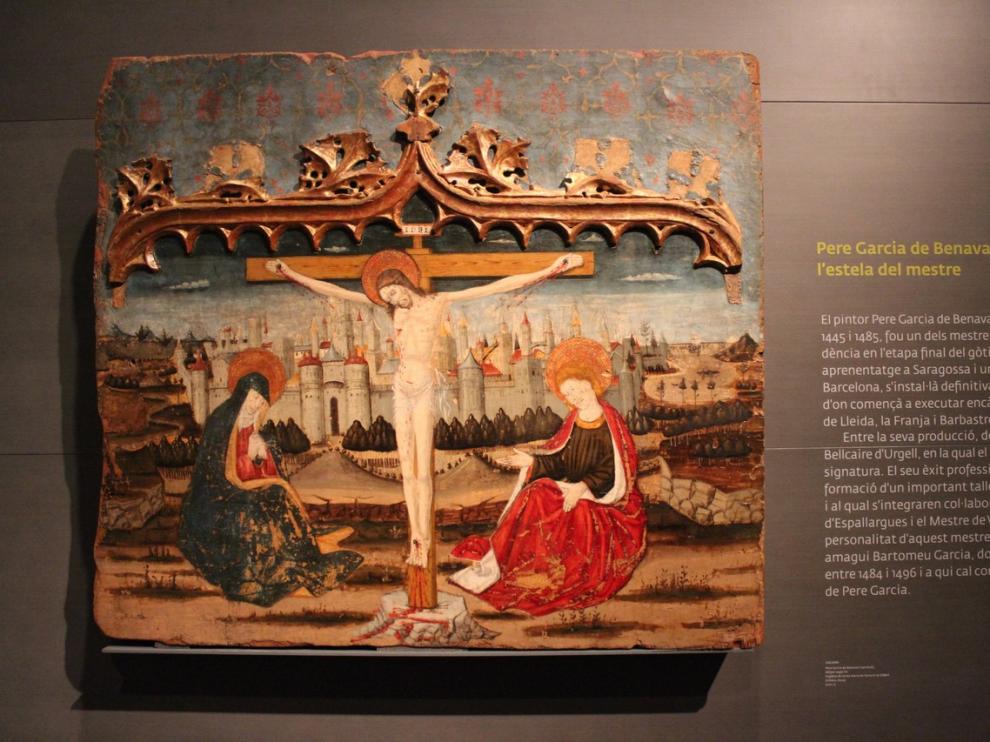 Imagen del crucificado muerto con María y San Juan, colocados a derecha e izquierda de la cruz.