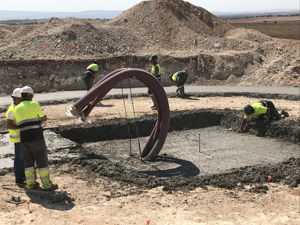 Trabajos de construcción del parque eólico de Forestalia en Azuara