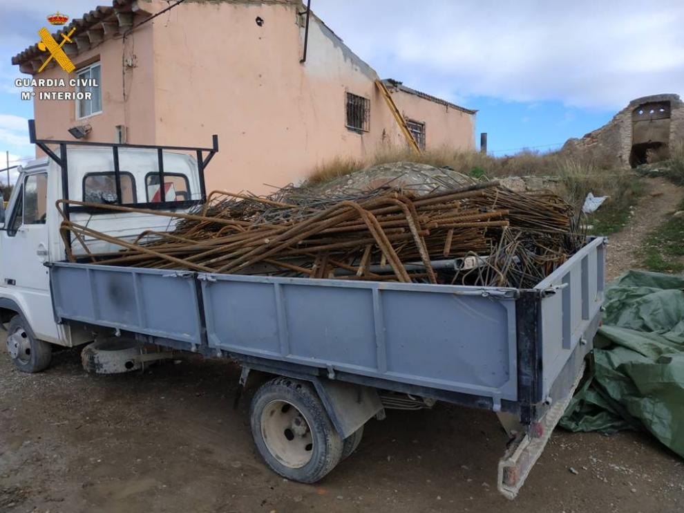Los delincuentes cargaron el material robado en tres camiones que una patrulla de la Guardia Civil localizó este lunes en Bárboles.