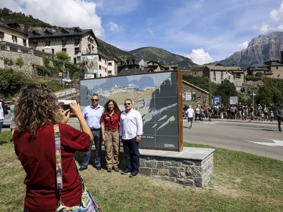 Uno de los actos de celebración del centenario fue la colocación de un mural en Torla